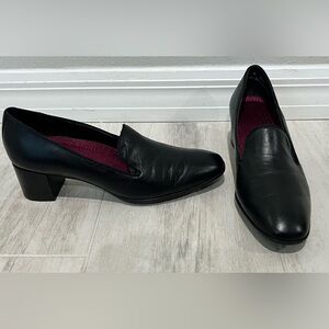 MUNRO Heeled Leather Slip-On Loafers 9M Worn 1x!